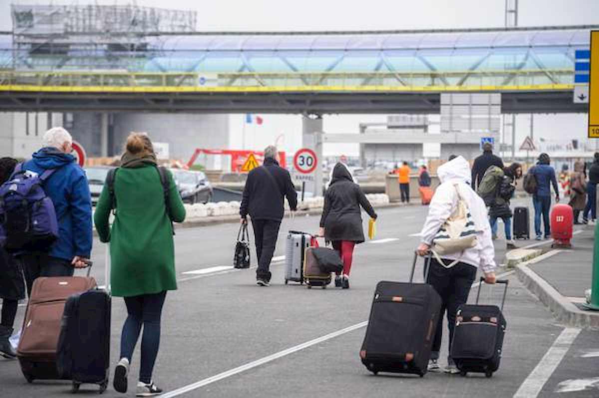 Parigi, nuovo black out contro riforma pensioni. Sindacato Egt rivendica, ira di Macron