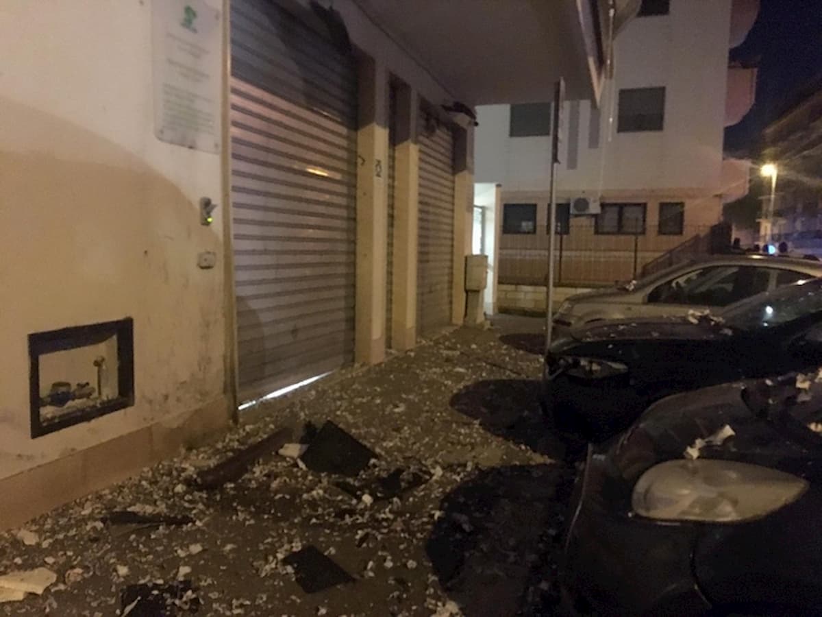 Foggia, bomba contro centro anziani. Illesa la donna delle pulizie che era all'interno