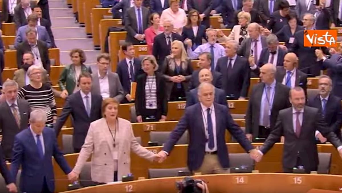 Brexit, via libera del Parlamento Ue: eurodeputati cantano commossi il "valzer delle candele" VIDEO