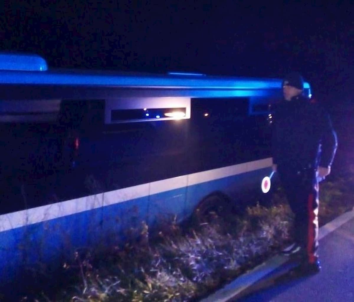 Iano di Scandiano (Reggio Emilia), passeggero disturba il conducente: autobus finisce fuori strada