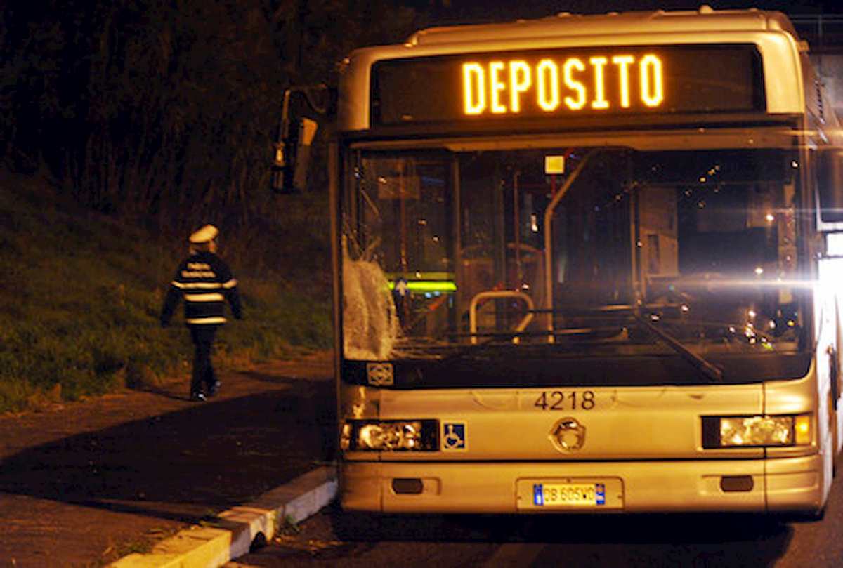 Ubriaco e in giro durante il coprifuoco finge di essere stato investito da un bus