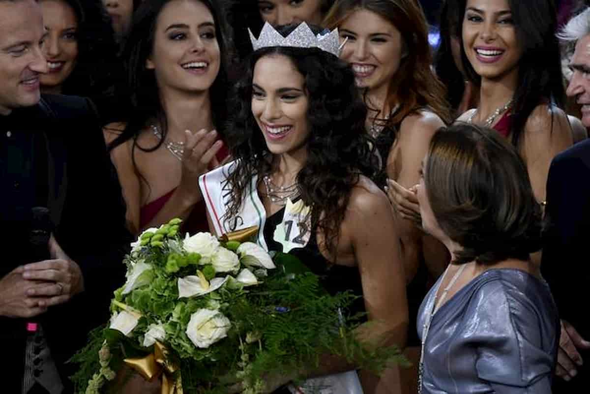 Carlotta Maggiorana al Grande Fratello Vip spiega perché non si sbottona: "Amo mio marito altrimenti..."