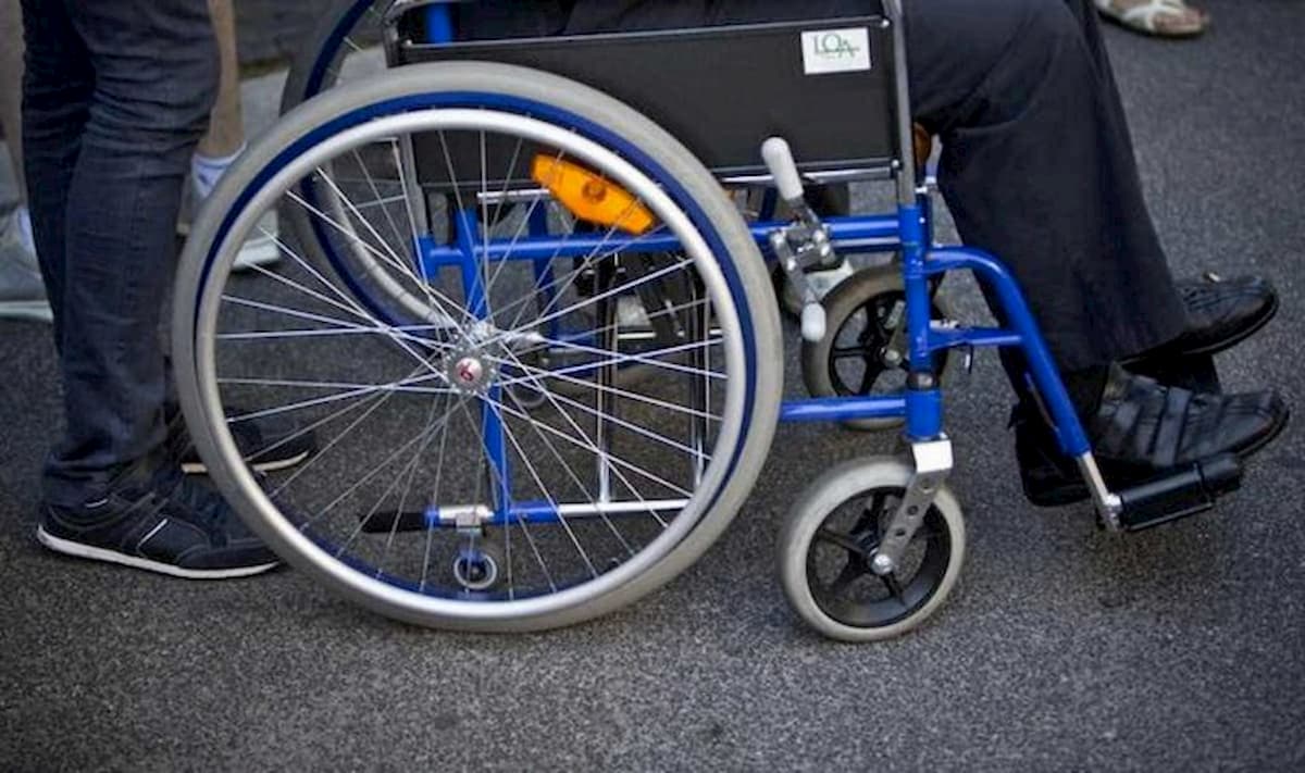 Firenze, disabile cade dalla carrozzina per una buca e muore: inchiesta per omicidio colposo