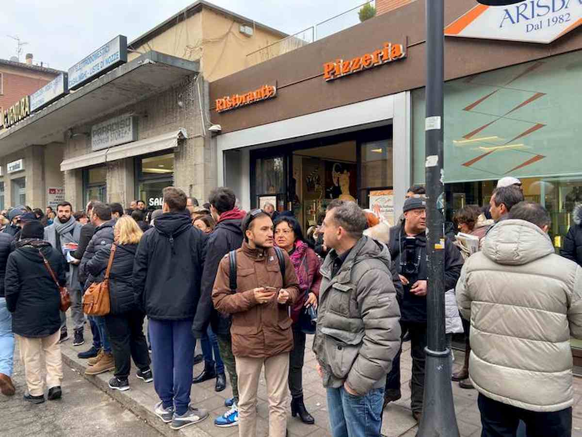 Salvini contestato a Casalecchio di Reno. Il titolare del bar non lo fa entrare: "Io non mi presto" VIDEO