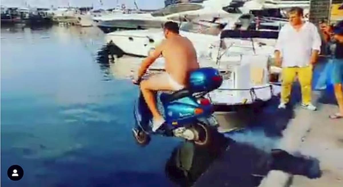 Balotelli prosciolto: lo scooter in mare per scommessa a Napoli non era reato