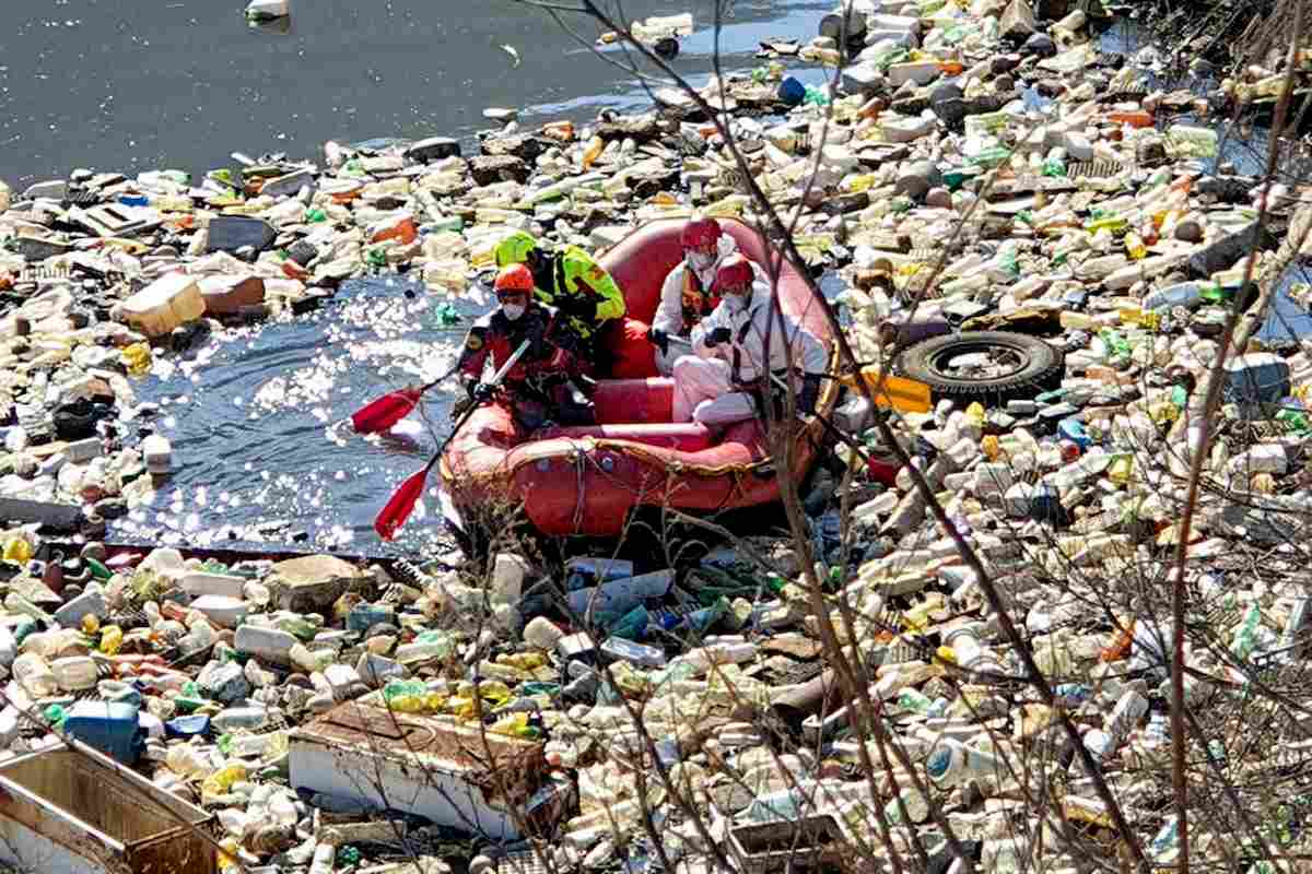 vigili del fuoco lago rifiuti ansa