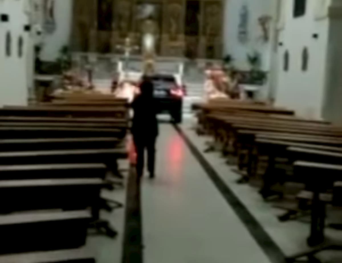 Spagna, si sente posseduto ed entra con il suv in chiesa VIDEO
