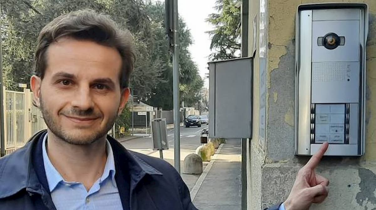 "Scusi, sono qui i 49 milioni?". Il consigliere M5S citofona al 41 di via Bellerio, sede Lega