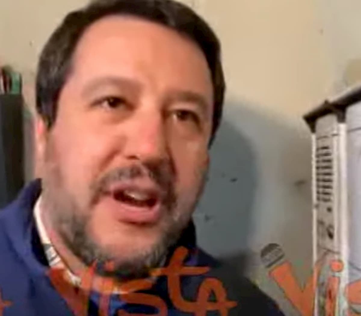 Salvini citofona ad una famiglia tunisina: "Lei e suo figlio spacciate?" VIDEO