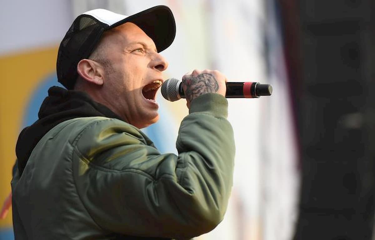 Clementino benedice i fan "in nome della canna" al concerto di Nocera. Istigava all'uso?