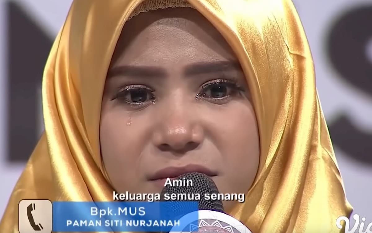 Concorrente di un talent show chiama in diretta la mamma malata, ma risponde lo zio: “Tua madre è morta” VIDEO