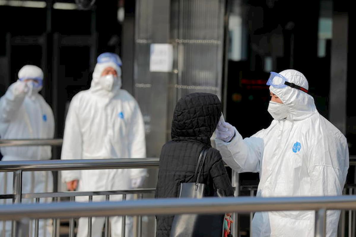 Coronavirus, virologo: "Le persone infettate possono sfuggire a un primo controllo"