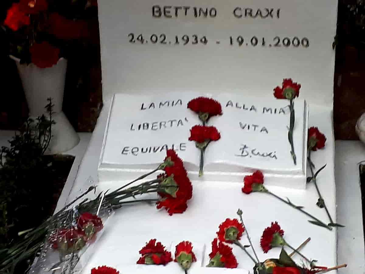 Hammamet: pellegrinaggio sulla tomba di Bettino Craxi. E la figlia evoca i Mille di Garibaldi