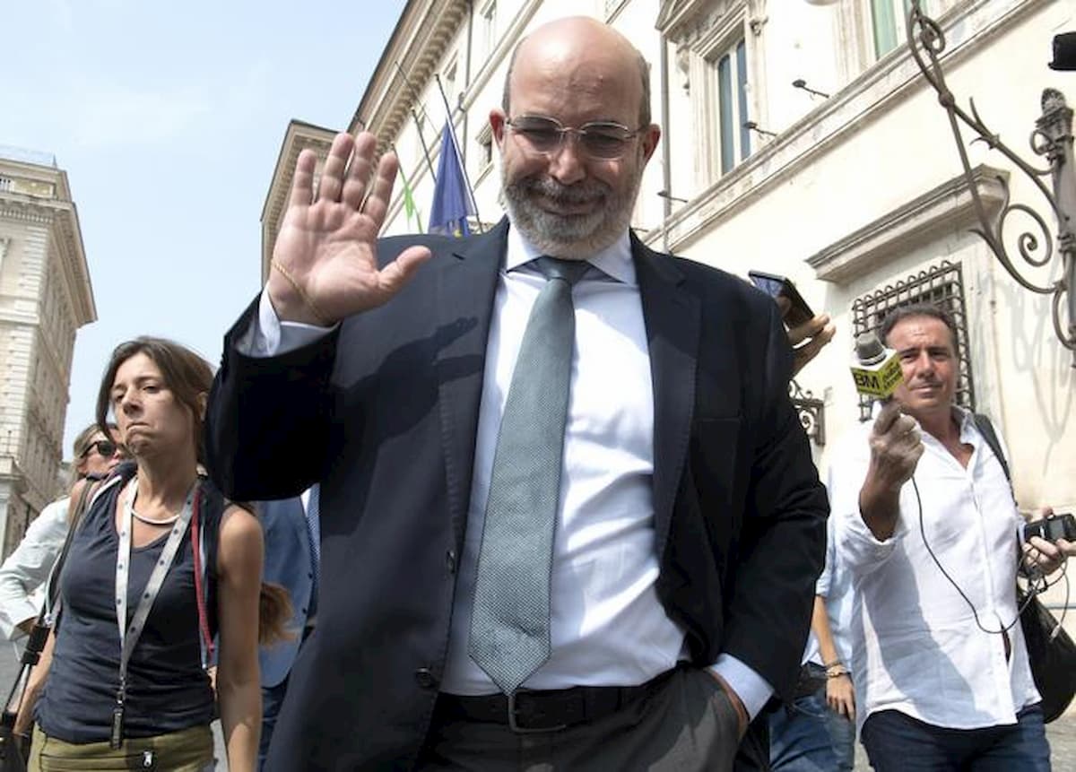 Vito Crimi reggente dopo Di Maio. Ecco chi è il traghettatore verso il nuovo M5s