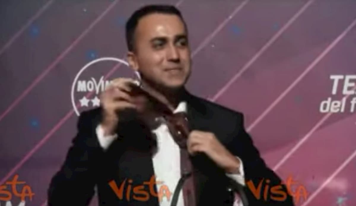 Luigi Di Maio si dimette da capo politico M5s, ricorda Gianroberto Casaleggio e si toglie la cravatta VIDEO