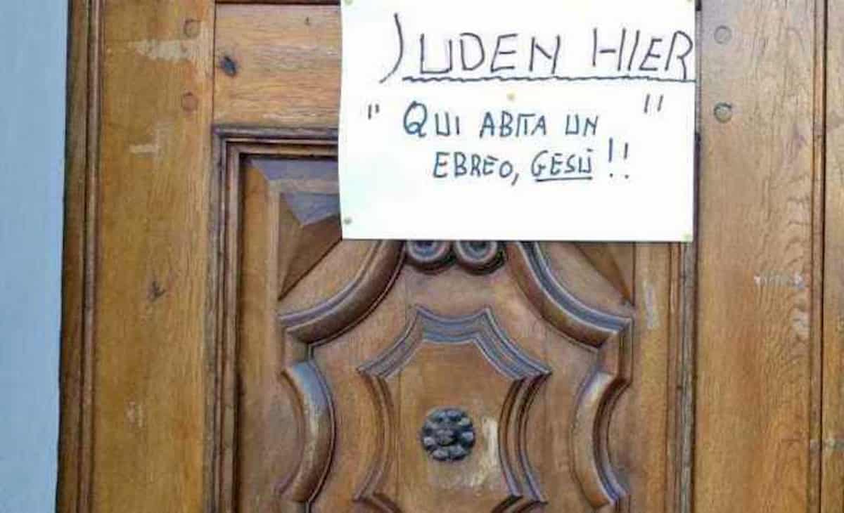 Gesù è ebreo e abita qui: il cartello del parroco don Ruggero Marini sulla chiesa di La Loggia