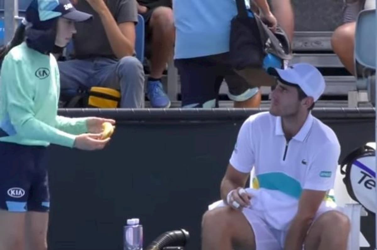 Australian Open, Benchetrit chiede alla raccattapalle di sbucciargli la banana VIDEO