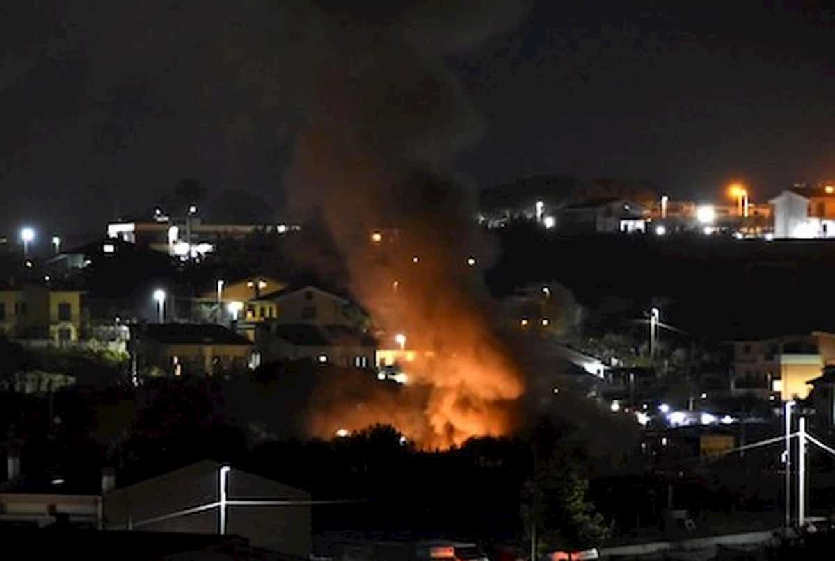 Cerveteri (Roma), esplode un villino: 2 feriti. Poi nuova esplosione: ferito vigile del fuoco