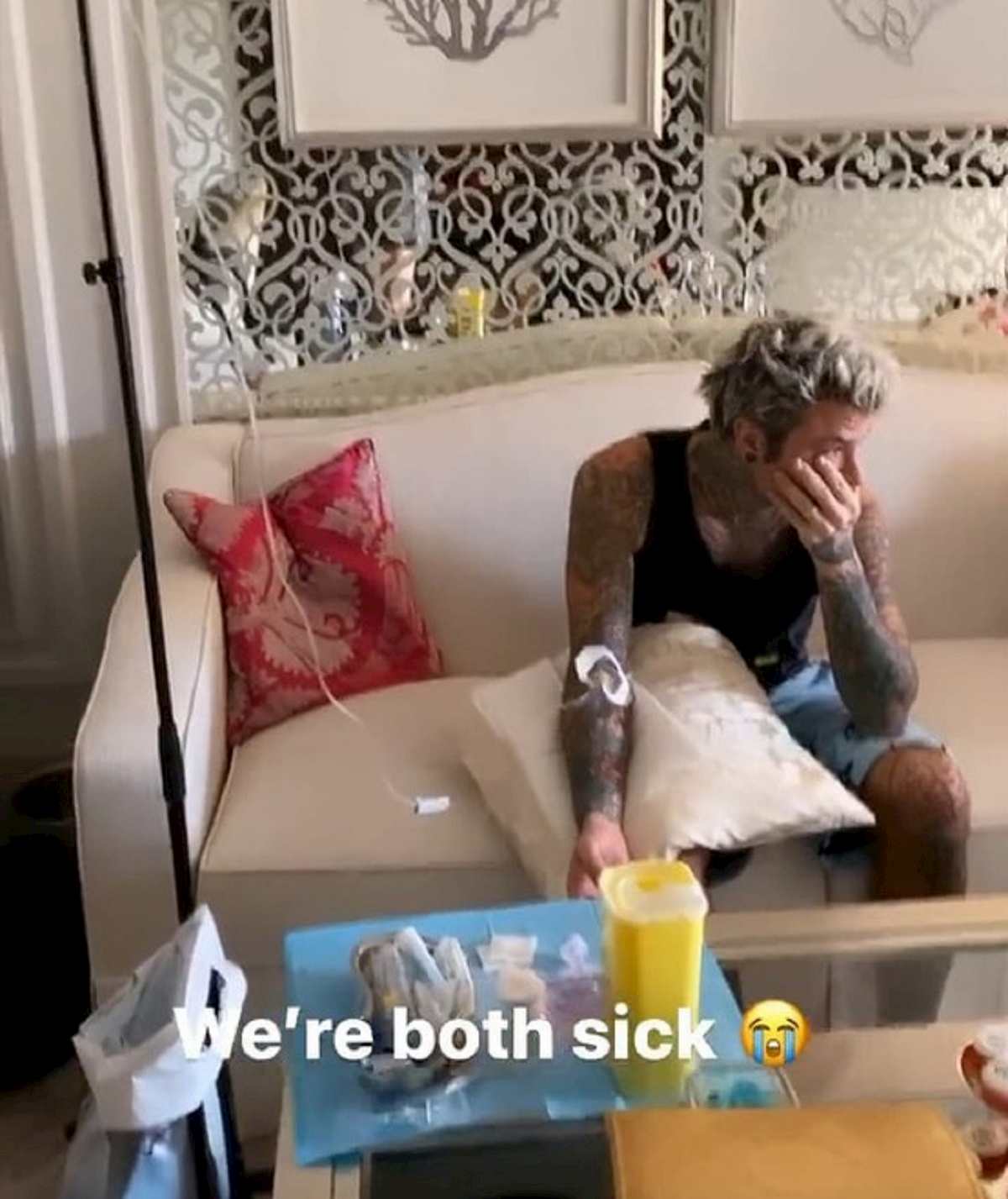 fedez con la flebo a dubai