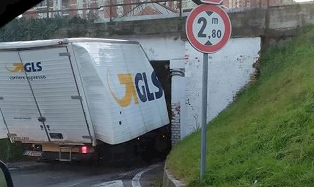 Desio, furgoncino si incastra nel sottopasso della ferrovia. Treni bloccati tra Como e Milano
