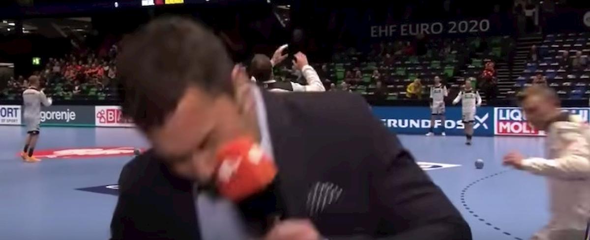Pallamano, giornalista Yorck Polus colpito una pallonata durante il collegamento VIDEO