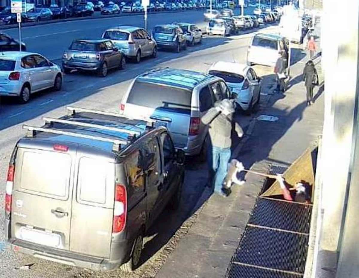 Milano. L'uomo che rimuove le grate per far precipitare i passanti