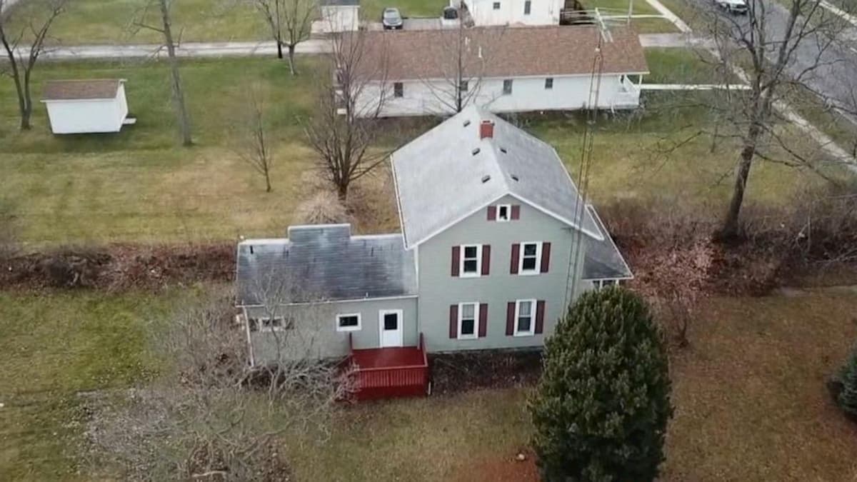 Ragazzino trovato morto in una canna fumaria: era scomparso da un mese