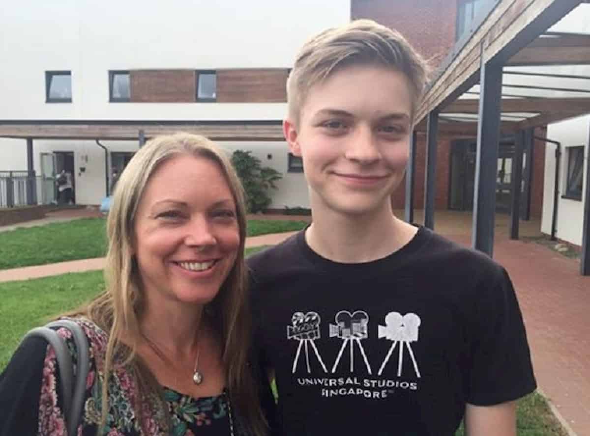 Helene Beauchamp. Figlio si impiccò a 16 anni: dopo un anno lei si uccide con overdose di farmaci e alcol