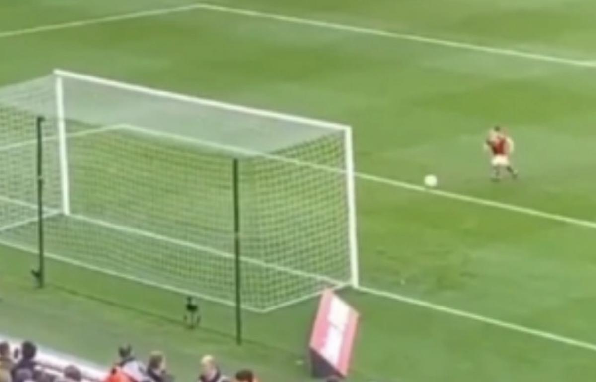 Hudson Keane, figlio di Robbie, ruba palla all'arbitro e segna VIDEO