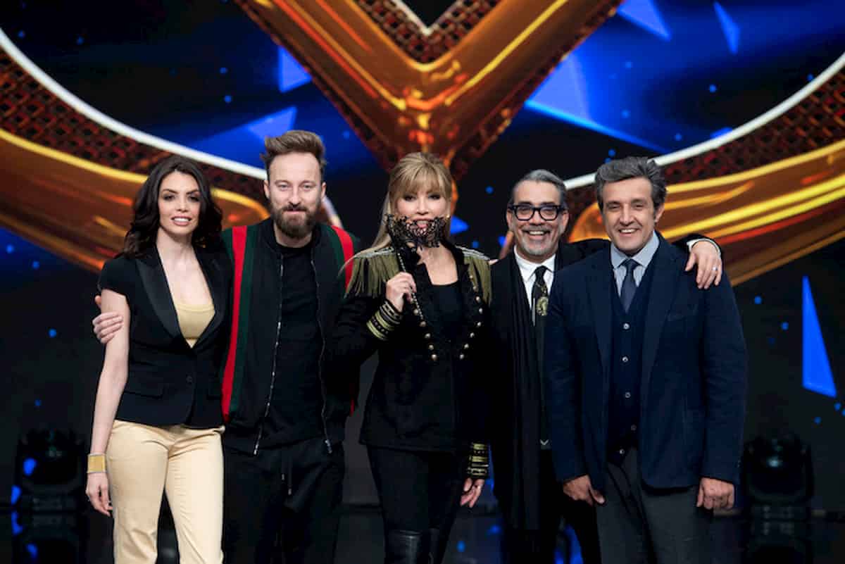 Il Cantante Mascherato concorrenti misteriosi. Retroscena: come girano nei camerini...