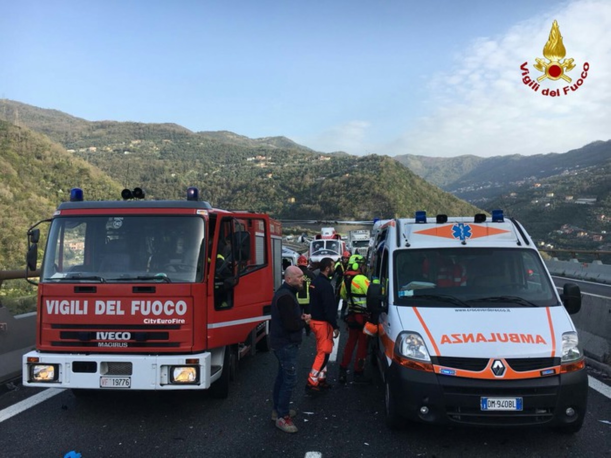 A10, auto a fuoco in galleria tra Pietra Ligure e Finale Ligure
