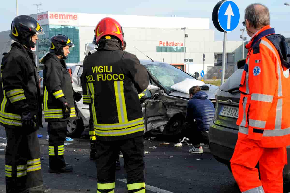 Trezzano sul Naviglio, incidente tra tre auto sulla Vigevanese: 12enne in gravi condizioni
