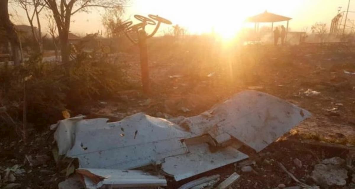 Aereo caduto in Iran, abbattuto per errore? E quei buchi sulla fusoliera