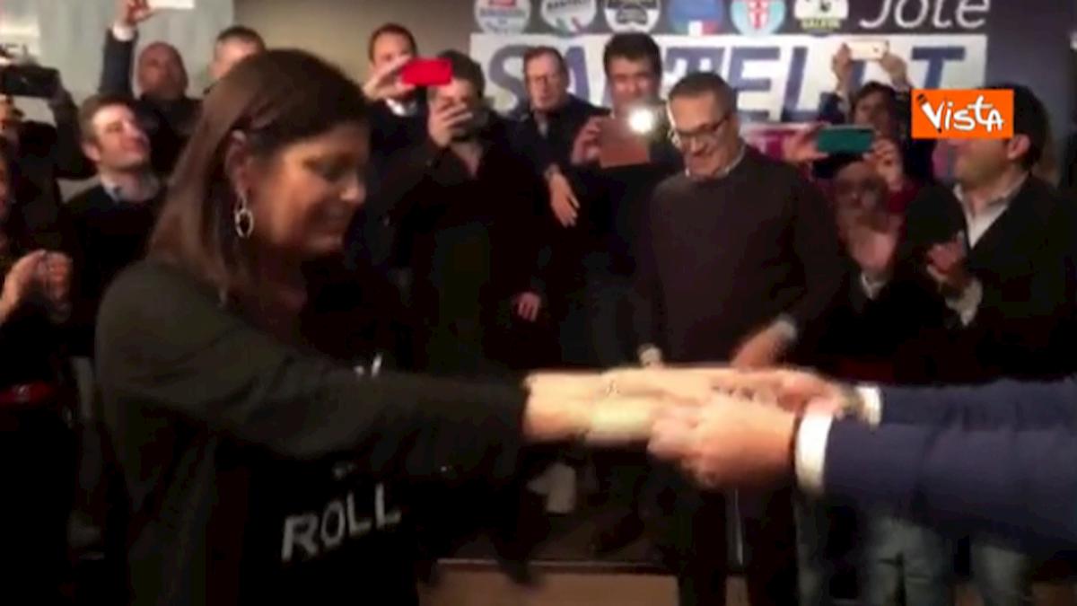 Calabria, Jole Santelli festeggia ballando a piedi nudi la tarantella. Anche Gasparri e Tajani in pista