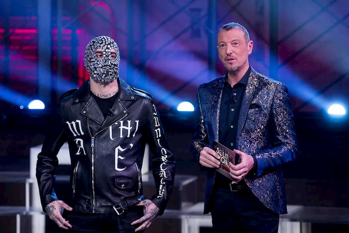 Amadeus, Junior Cally e Rai querelati per “istigazione alla violenza sulle donne”