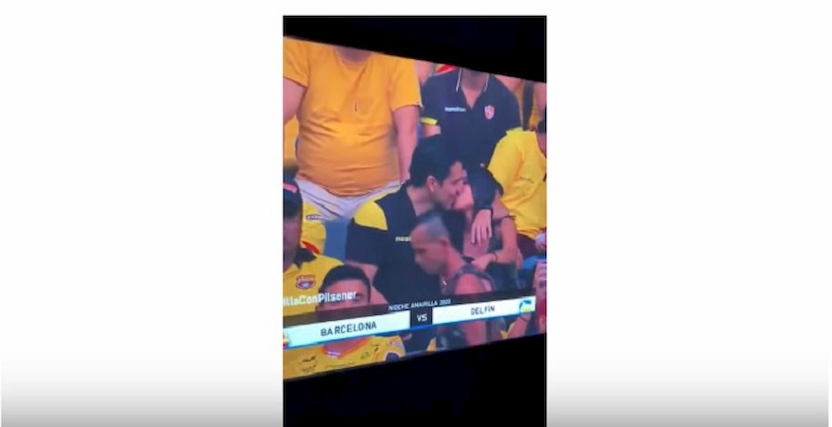 kiss cam bacia amante