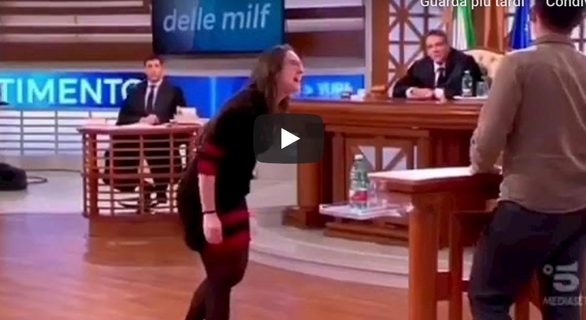 Forum, moglie tradita prende a calci il marito: "Tu ami le vecchie, le decrepite!" VIDEO