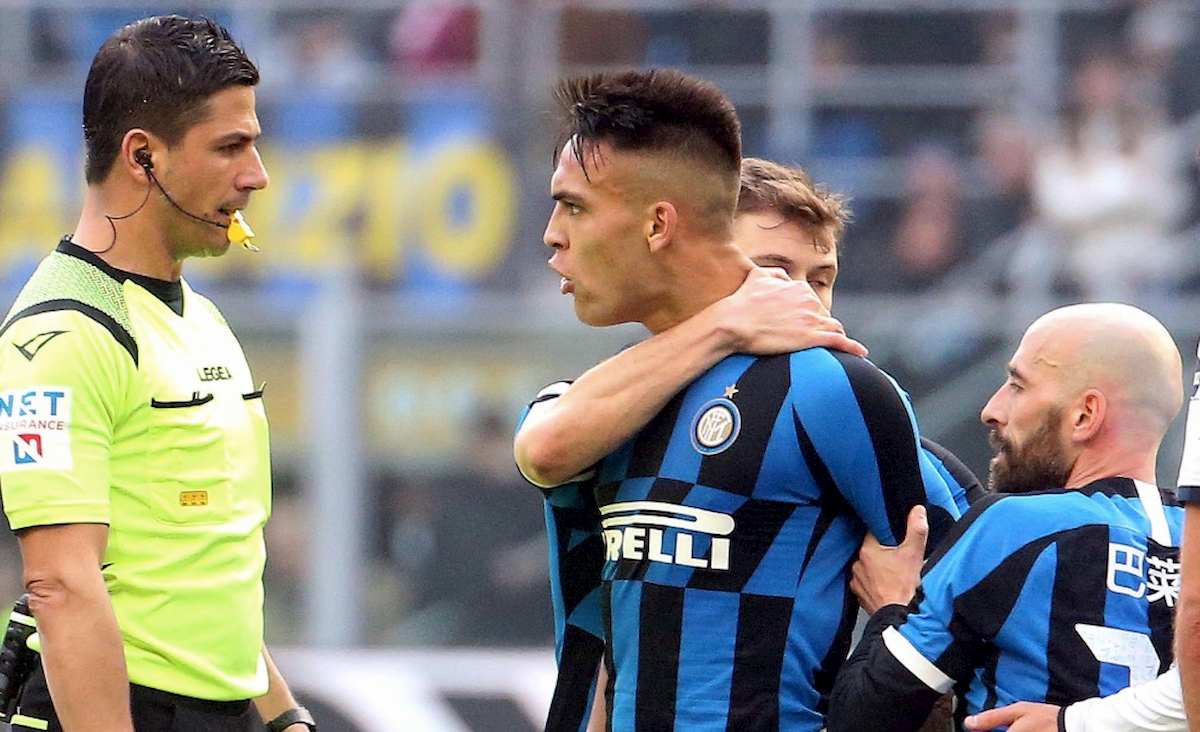 Inter-Cagliari, caos finale: tutti contro l'arbitro. Lautaro e Berni espulsi. L'attaccante potrebbe saltare il derby