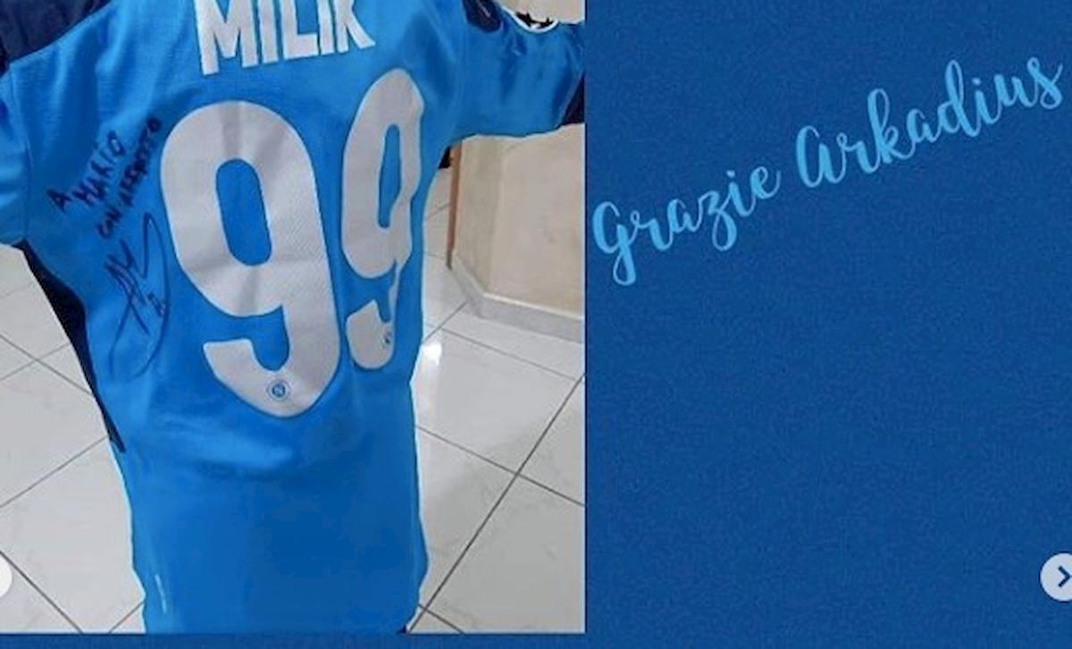 Napoli, Milik spedisce maglia al piccolo Mario: "Trasformerò le tue lacrime in sorrisi"