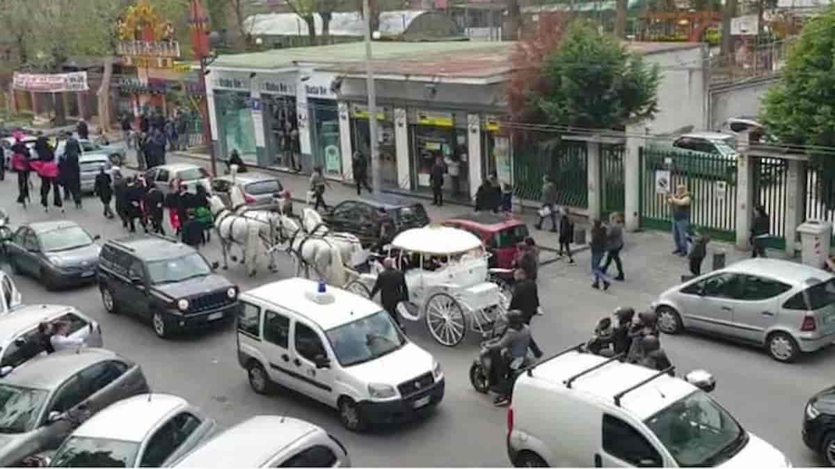 Matrimonio trash Tony Colombo e Tina Rispoli: licenziati 5 musicisti della banda della Polizia Penitenziaria