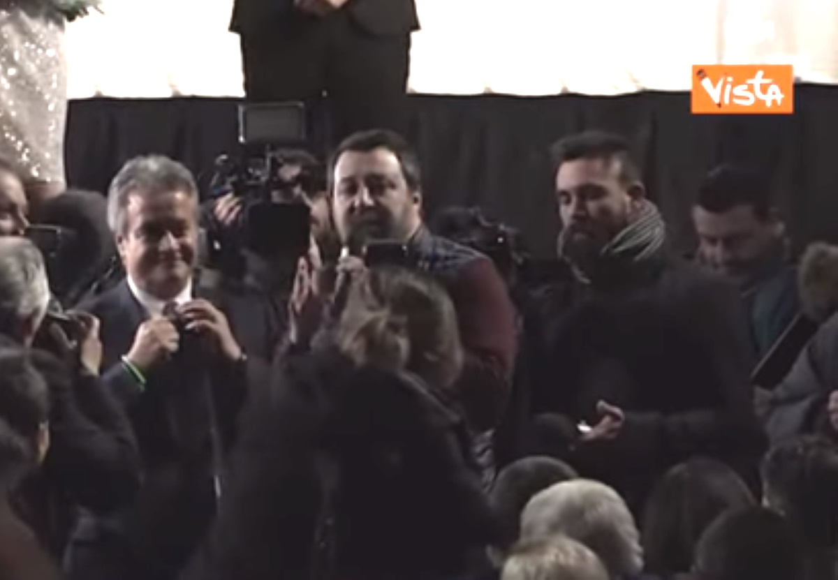 Salvini contestato alla befana del poliziotto replica così VIDEO