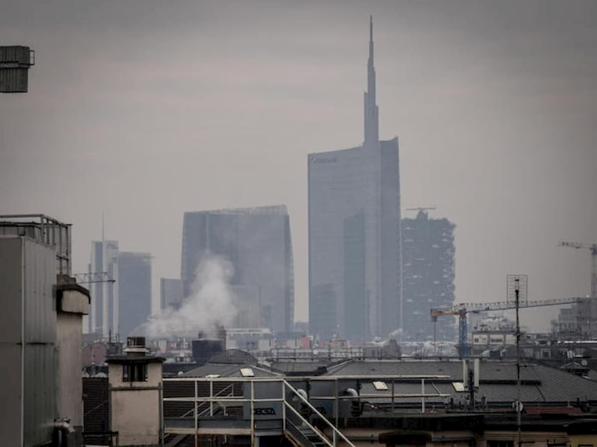 Smog a Milano, Beppe Sala: "Dal 2023 stop alle caldaie a gasolio"