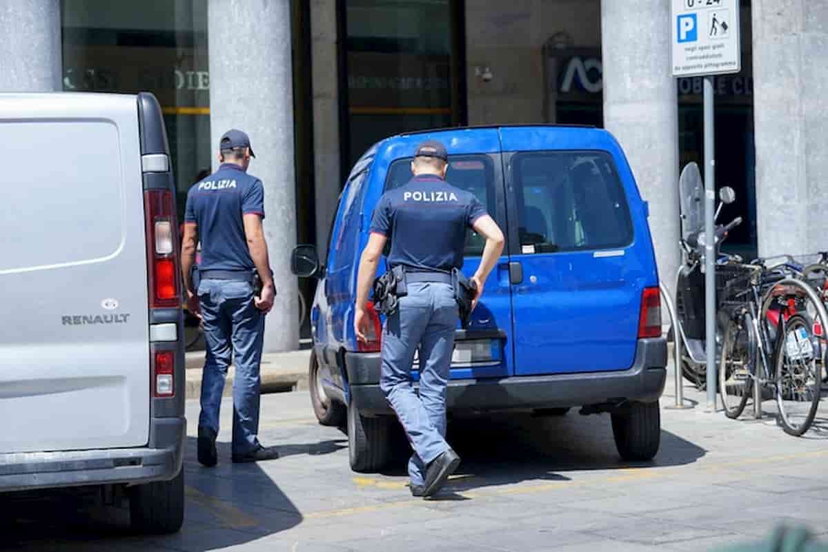 Milano, non si ferma all'alt: inseguimento con la Polizia di Stato che spara alle gomme per fermarlo