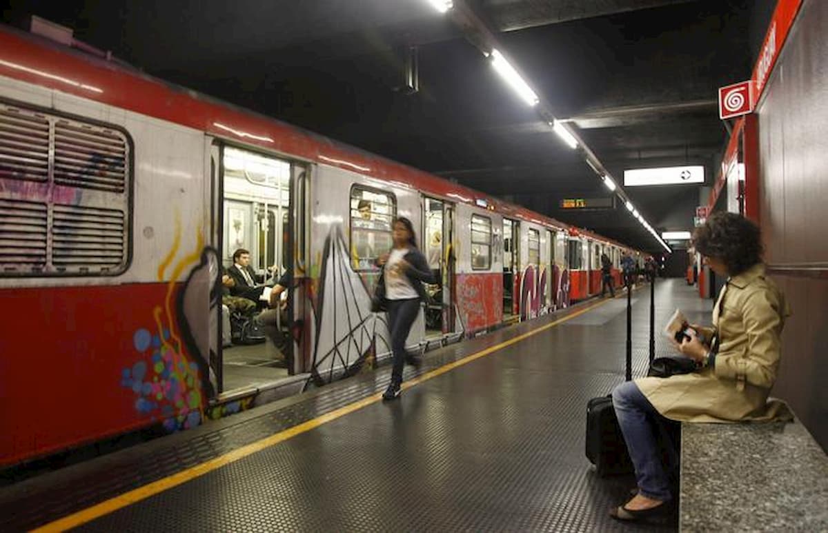Milano, tentato suicidio in metro: donna si lancia sui binari a Sesto Rondò