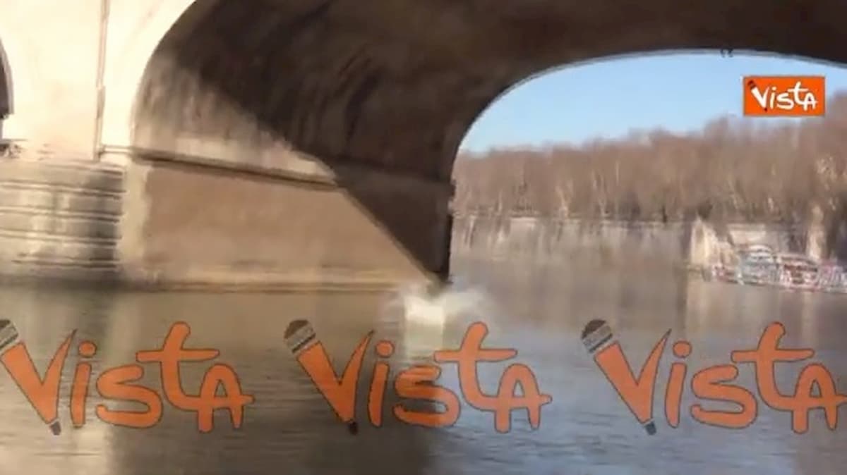Roma, Mister Ok si tuffa nel Tevere da Ponte Cavour per il Capodanno 2020 VIDEO