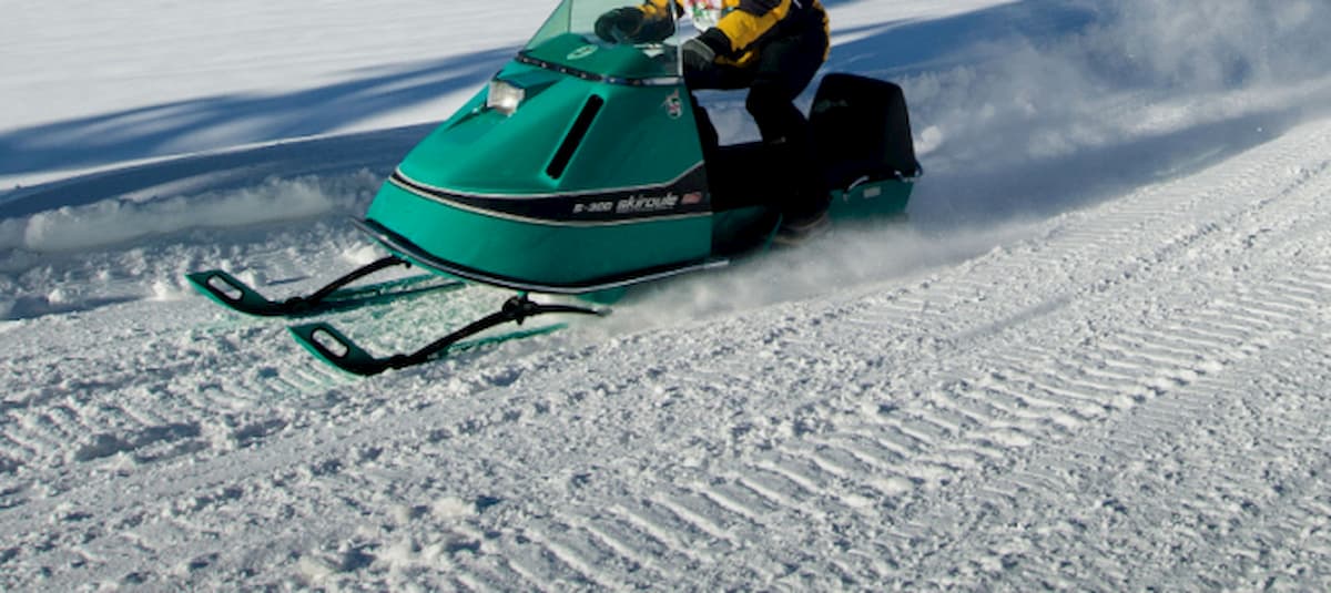 Canada, ghiaccio cede e motoslitta finiscono nel lago: 1 morto e 5 dispersi in Quebec