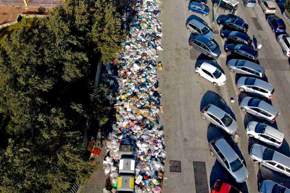 rifiuti strada napoli