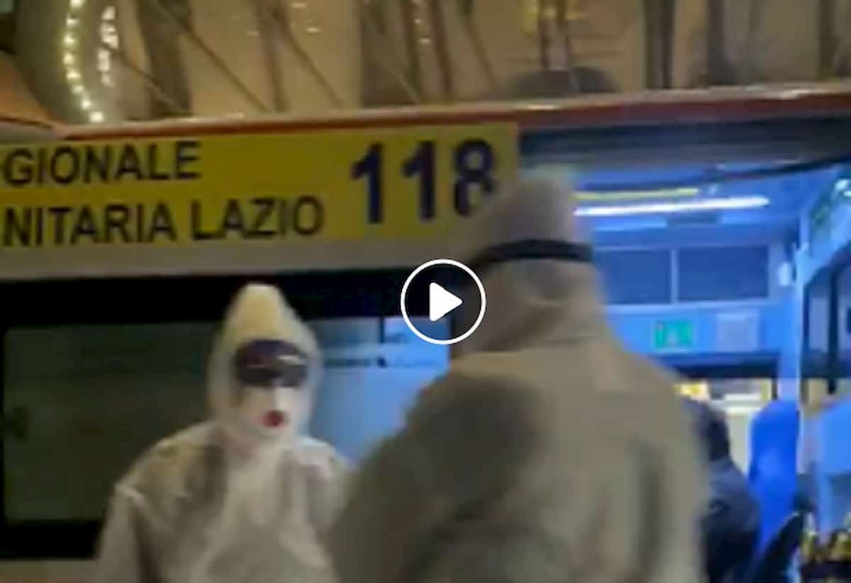 Coronavirus a Roma, Ncc davanti a Hotel Palatino dove soccorrono un cinese: battuta amara