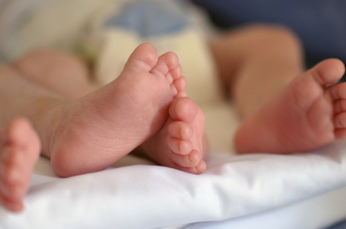 Neonato con l'intestino nel petto a causa di un'ernia, salvato dai medici a Siena