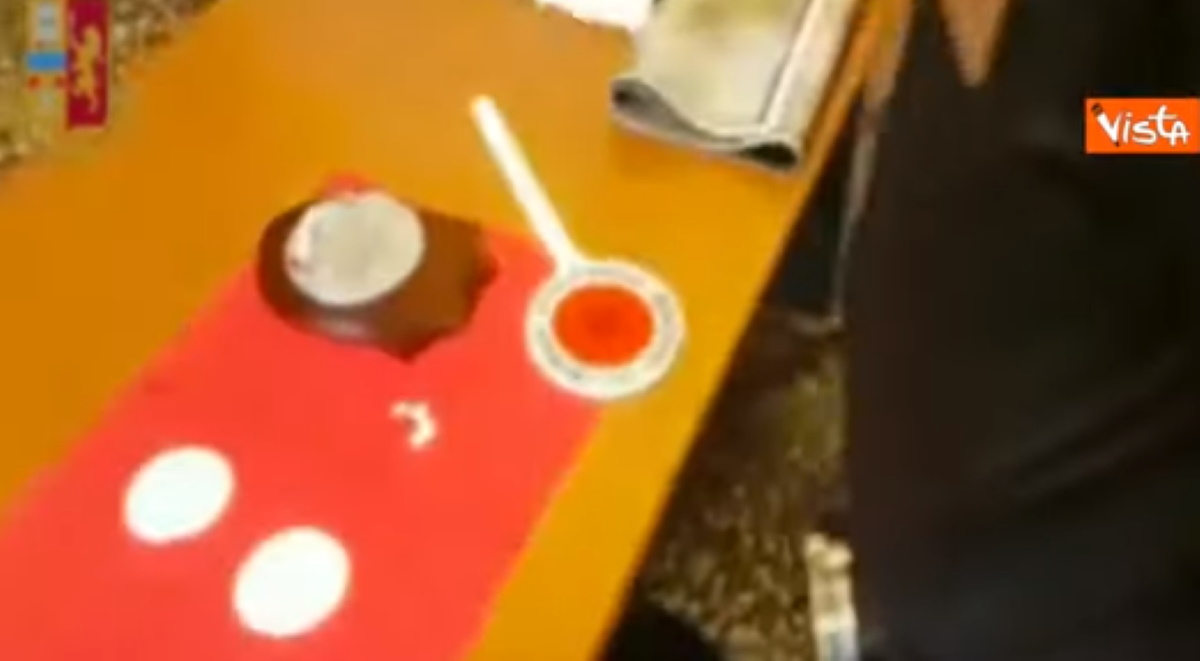 Torino, ostie di crack in un laboratorio della droga: un arresto